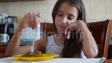 小女孩不情愿地用叉子吃<strong>荞麦</strong>面。 这孩子拒绝吃饭。 4. 慢镜头拍摄。